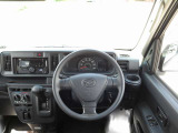 シンプルで使いやすい運転席まわりです。