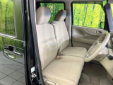 運転席まわりには十分なスペースがあり、大柄な方でもゆったり運転していただける環境です。