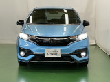 高効率なエンジンをモーターがアシストして走行中の燃費消費を抑えるハイブリッド。停車中もアイドリングストップにより燃費消費と排出ガスをなくします。