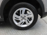 車両のデザインにマッチした純正アルミホイールを装着しています。
