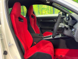 【専用スポーツシート】ホールド性に優れ、カーブ時の体が流れを抑制してくれます。また、体にフィットするから腰や背中が疲れにくく、ロングドライブや高速走行でも快適にお過ごしいただけます♪