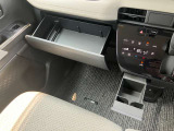 助手席前部には薄型のティッシュBOXが収納できるので便利です。