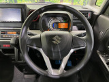 インテリアに合わせたデザインのステアリングは、運転される方のことも考え、運転しやすい形状、大きさです。是非一度、実際に触ってお確かめください。