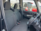 運転席まわりには十分なスペースがあり、大柄な方でもゆったり運転していただける環境です。