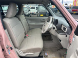 女性の方ももちろんですが、運転席側、助手席側の足元スペースが広いので男性の方が運転しても窮屈になりにくいですよ!