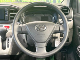 インテリアに合わせたデザインのステアリングは、運転される方のことも考え、運転しやすい形状、大きさです。是非一度、実際に触ってお確かめください。