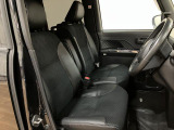 ベンチシート形状で足元も含め広々ゆったり座っていただけます。運転席側に装備してますセンターコンソールボックスを利用頂くとセパレートしてリラックス、ベンチにして開放的に2タイプお好みに合わせ使えます。