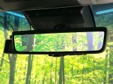 【デジタルインナーミラー】後席の大きな荷物や同乗者で後方が確認しづらい時でも安心!カメラが撮影した車両後方の映像をルームミラー内に表示。クリアな視界で状況の確認が可能です!