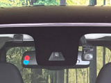 【エマージェンシーブレーキ】走行中に前方の車両等を認識し、衝突しそうな時は警報とブレーキで衝突回避と被害軽減をアシスト。より安全にドライブをお楽しみいただけます。