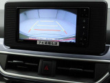 後退時に車両の後ろ側をモニター画面に表示します。車庫入れなどでバックする際に後方確認ができて便利です。車庫入れが苦手な人もこれで安心。