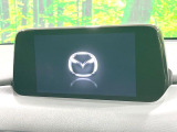【8インチマツダコネクト】車内の雰囲気にマッチした大型のディスプレイ。スマホ接続でのナビ使用やBluetooth再生等、様々な機能が楽しめます。直感的なダイヤル操作が可能で、使い勝手も良好です。