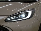 LEDヘッドライトです。デザイン性がよくとても明るいので、夜間の走行や悪天候でも安心です。しかも長寿命!