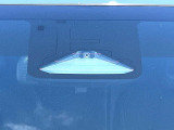 【プリクラッシュセーフティ】前方の車両等を検知し、衝突しそうな時は警報で注意を促し、ブレーキを踏む力をサポート。ブレーキを踏めなかった場合は衝突被害軽減ブレーキが作動、衝突回避をサポートします。