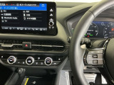 マルチビューカメラシステムがついております。スイッチを押すことでナビ画面に周囲の映像を表示し、ドライバーの死角を減らすことで負担を軽減する機能です。
