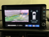 バックギアに入れますとご覧のような画像に自動的に切り替わります。車庫入れ時に役立ちます。