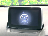 【マツダコネクト】車内の雰囲気にマッチした一体型タイプのディスプレイ。各種車輌設定やBluetooth再生等、様々な機能が楽しめます。専用SDカードのご購入で、ナビ機能も使用出来ます。