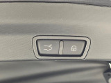 ●電動リアゲート:ワンタッチでリアゲートの開閉ができ、荷物などで両手が塞がっている状態でも簡単に開閉ができる便利機能です。