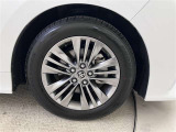 純正のアルミホイール装着。タイヤサイズは225/60R18