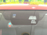 【スマートシティブレーキサポート】低速走行中に前方の車両等を認識し、衝突しそうな時は警報とブレーキで衝突回避と被害軽減をアシスト。より安全にドライブをお楽しみいただけます。