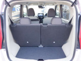 〔ラゲッジスペース〕リヤシートを倒す事により更に大きなスペースを確保出来ます。