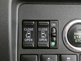 スライドドアの開閉は、ドアハンドルはもちろん運転席からのスイッチ操作でも可能です。お子様の送迎時の乗り降りも一段と楽になりますよ♪
