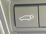 【パワーバックドア】スマートキーや運転席のボタンを押すだけでリアゲートが自動で開閉します!荷物を持っている時や、高い位置にあるバックドアを閉める際に便利な機能です♪