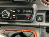 【シートヒーター】雨の日や冷えた車内でも、シートの座面をやさしく温め快適な運転をサポート。