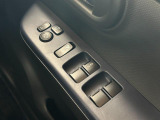 パワーウィンドウのスイッチですよ。 運転席に居ながら窓を開け閉めのコントロールできますよ。
