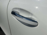 シートヒーターはエアコンより温まるのが早く、寒い日の運転には欠かせない装備です。3段階の温度調節ができ、快適な温度でドライブいただけます。