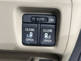 【両側スライドドア】駐車場で隣の車との間隔が狭く乗りにくい時、スライドドアなら安心!ドアオープン時も幅を取らず、開口部が広いので乗り降りがとっても簡単です。大きな荷物の出し入れも後席から可能♪