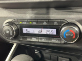 【オートエアコン】一度お好みの温度に設定すれば、車内の温度を検知し風量や温度を自動で調整。暑い&hellip;寒い&hellip;と何度もスイッチ操作をする必要はありません。快適な車内空間には必須の機能ですね♪