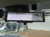 【スマートルームミラー】後方の映像を高精細モニターに映し出し、荷物や乗員で視界が遮られても安全に確認可能。夜間や雨天でもクリアな視界を確保する先進装備です。