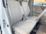 運転席まわりには十分なスペースがあり、大柄な方でもゆったり運転していただける環境です。