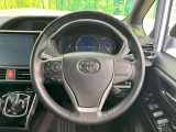 インテリアに合わせたデザインのステアリングは、運転される方のことも考え、運転しやすい形状、大きさです。是非一度、実際に触ってお確かめください。