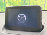 【マツダコネクト】車内の雰囲気にマッチした一体型タイプのディスプレイ。各種車輌設定やBluetooth再生等、様々な機能が楽しめます。専用SDカードのご購入で、ナビ機能も使用出来ます。