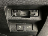 高速道路で便利な【ETC2.0】を装備しています。光ビーコン搭載で渋滞情報などナビゲーションと連動することで機能も充実いたします。他、観光施設に立ち寄るための高速料金割引サービス等もございます。