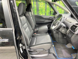 運転席まわりには十分なスペースがあり、大柄な方でもゆったり運転していただける環境です。