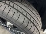 ホイールの状態やタイヤ溝の残り具合は、安全性や維持費にも関わる重要なポイントです。写真にて現状をご確認いただけますが、気になる点や詳細については、お気軽にお問い合わせください。