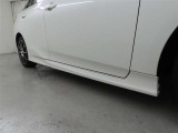 TRD製サイドスカートを装着しております。