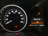 視認性に優れたメーターを採用しており、走行中でも車速や情報が分かりやすく表示されます。運転時の視線移動をむりのない範囲に抑え、快適で安心感のあるドライブをサポートします。