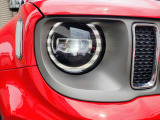 印象的な丸型ヘッドライトデザイン。ひと目でJeepと分かるアイコニックなスタイルが、フロントフェイスに個性と存在感を与えています。無骨さの中に遊び心も感じられるデザインです。