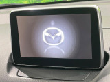 【マツダコネクトナビ】車内の雰囲気にマッチした一体型タイプのナビ。各種車輌設定やBluetooth再生等、様々な機能が楽しめます。直感的なダイヤル操作が可能で、使い勝手も良好です。