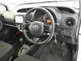 各種操作スイッチなども使いやすく配置されている運転席です。