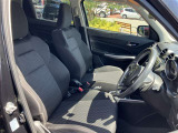 高いホールド性で運転姿勢が安定します。長距離ドライブでも疲れにくいのが魅力です。快適なドライビングライフをお送りください♪