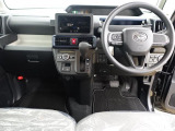 運転のしやすさを最優先に設計された見晴らしの良いインパネ。車両間隔が掴みやすく狭い道でも安心です。
