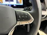 マルチファンクションスイッチつきの本革巻きステアリングは、より安全な長時間ドライブをサポートします。