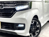【LEDヘッドライト】悪天候や夜間走行時も良好な視界を確保し安心して運転できる高輝度LEDヘッドライトを装備!点灯速度が早く、消費電力も抑えられています。