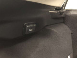 ラゲージルーム左側に、アクセサリーコンセント(AC100V・1500W)が設置されています。非常時給電システムが使用可能。機能の詳細は展示店舗までお尋ねください。