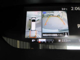パノラミックビューモニター付きで車両を上から見たような映像をディスプレイオーディオ画面に表示