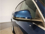 【BMWミラー】視認性の高いスタイリッシュなミラー。自動防眩機能も付いており夜間のドライビングをサポートします。